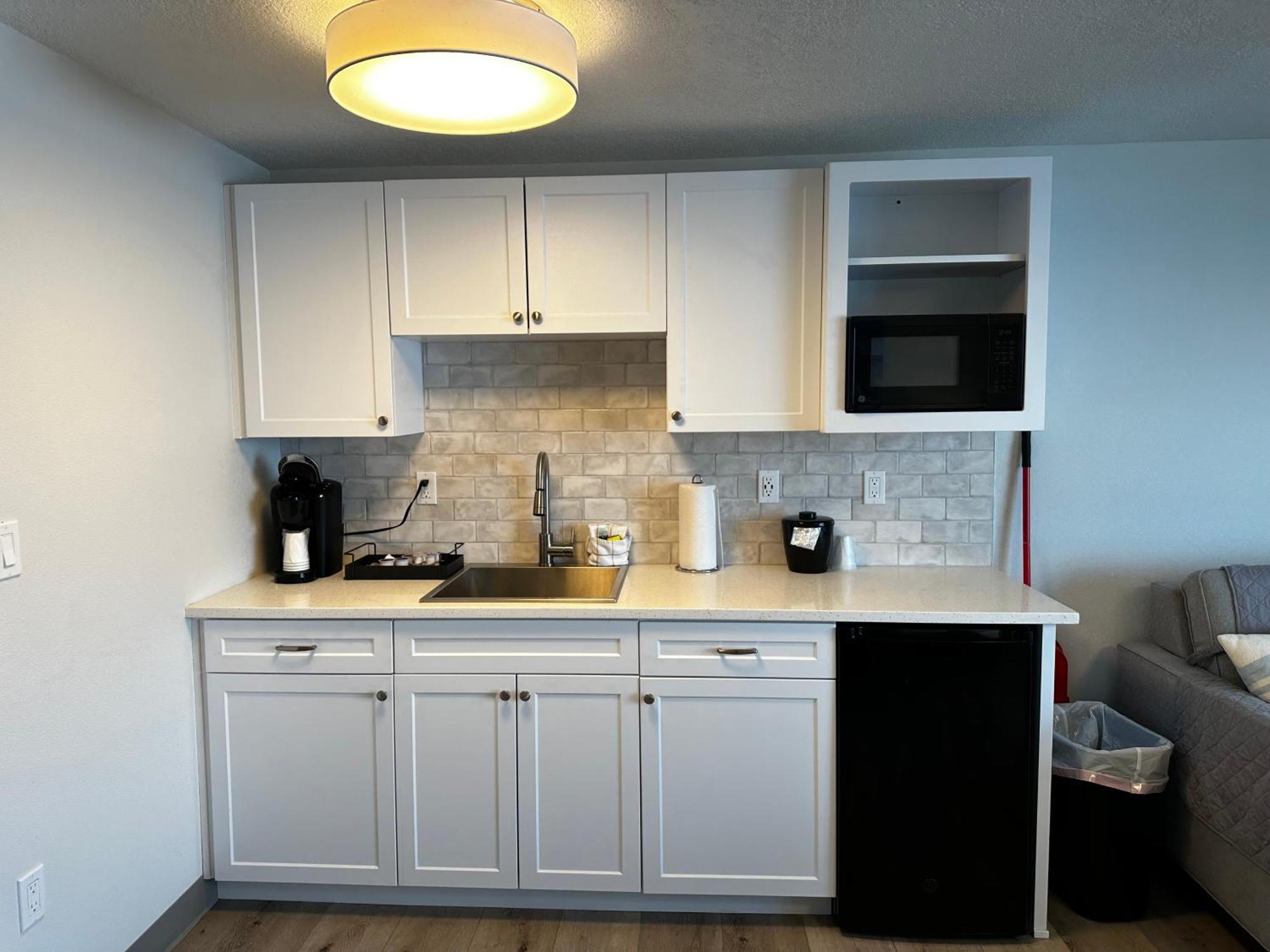West Beach Suites Lincoln City Room photo